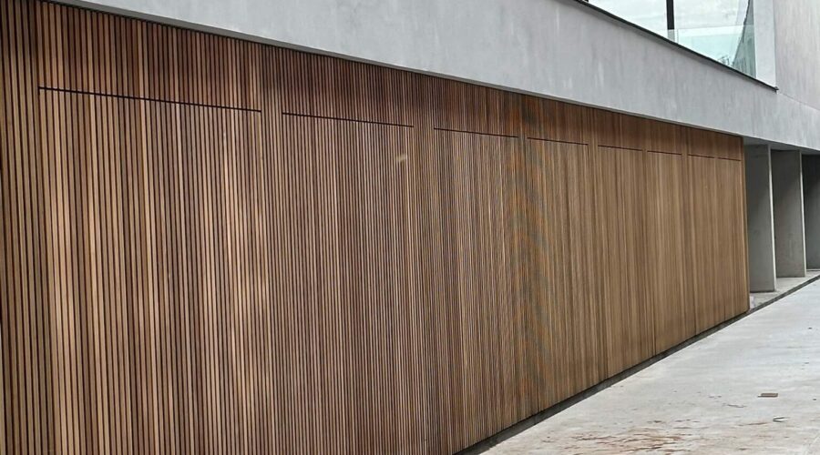 Houten afsluiting en gevelwerken geraliseerd door Schrijnwerken VQ